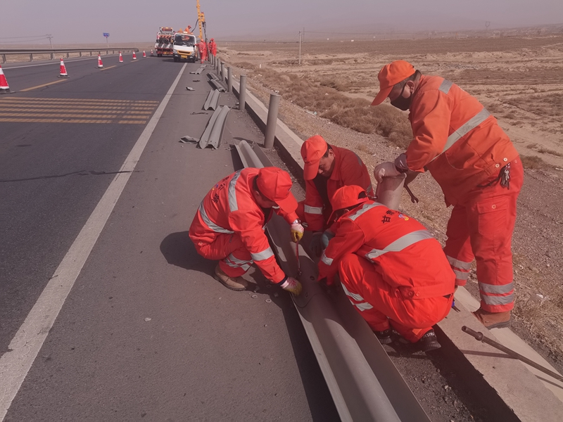 1618478581901140.jpg 共同维修交安设施.jpg