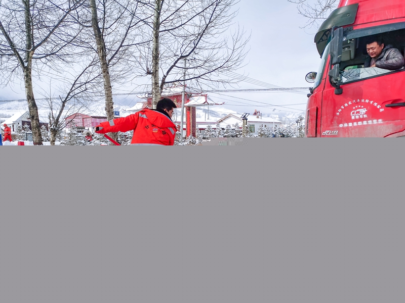 1617355668663117.jpg 机关青年职工帮助司乘人员(苏学儒 摄).jpg