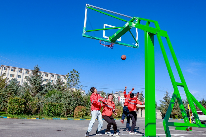 新架设的篮球架.jpg