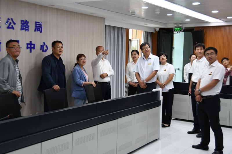 1598778764421777.jpg 察看应急调度指挥中心.JPG