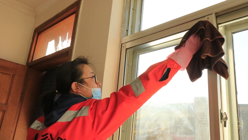 1612948819397821.jpg 为县困难老人打扫卫生.JPG