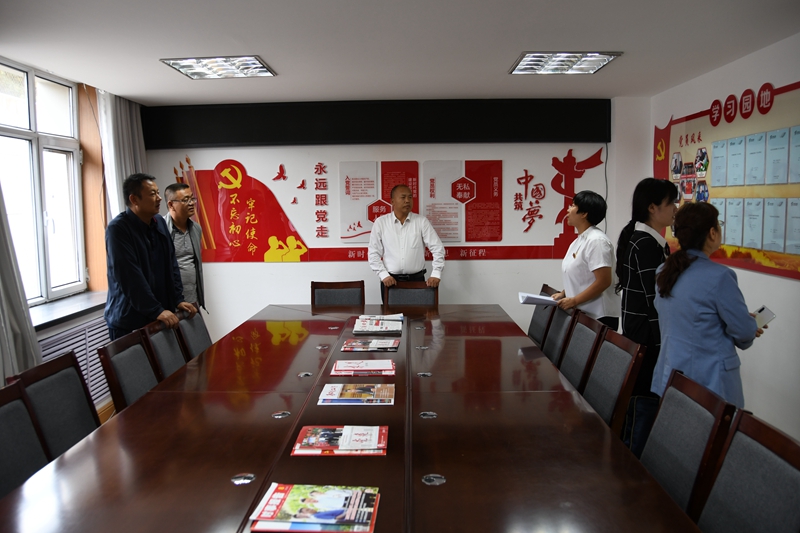 1598778794958378.jpg 实地察看党员活动室建设情况.JPG