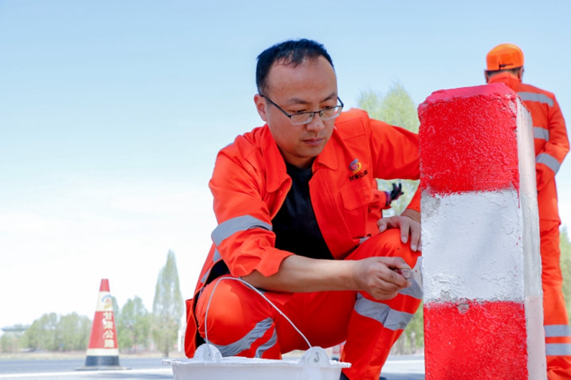 机关干部下一线参加劳动  陈银国 摄.jpg