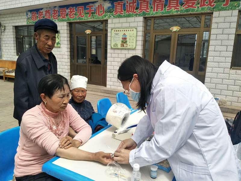 1591004851618429.jpg 为老人测量血压血糖.jpg