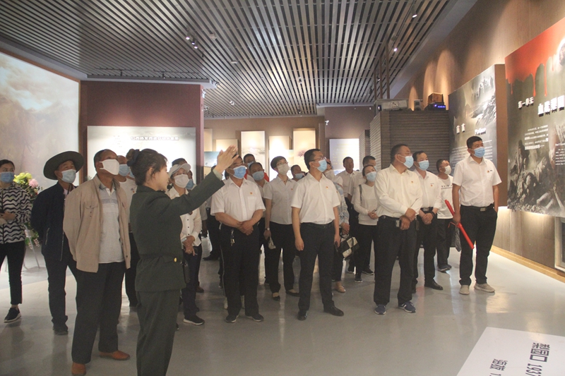 1593423826578340.jpg 参观肃南石窝会议纪念馆.JPG