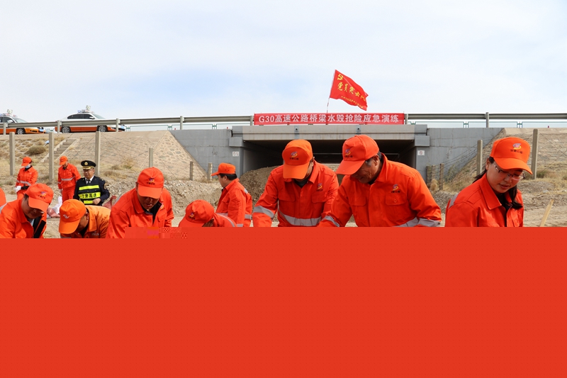 1619706947232202.jpg 人工装袋--孙国燕摄.JPG