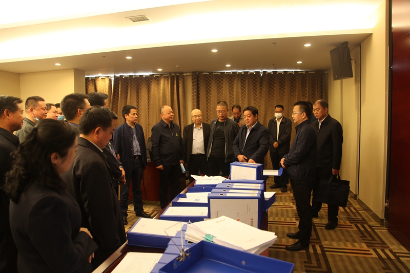 1589528052572726.jpg 赵彦龙副厅长指导养护治理能力评价内业资料整理工作 李志文.jpg