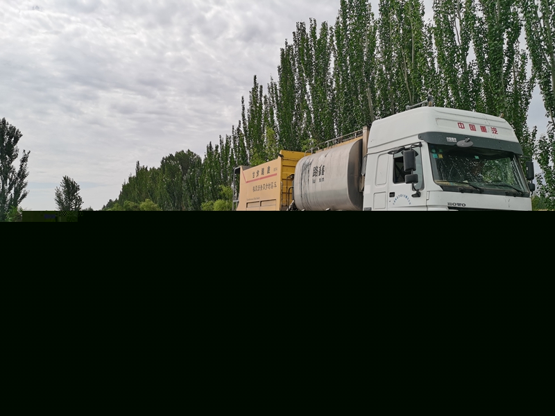 1597137671391736.jpg 同步碎石封层作业现场(王镜宇 摄).jpg