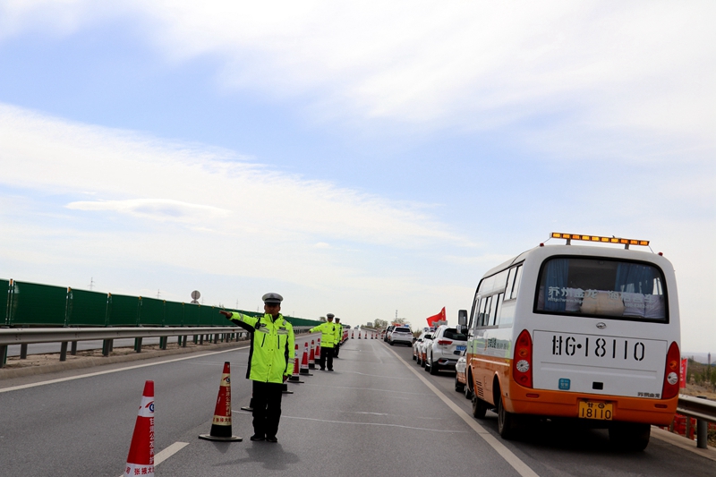 1619706934828779.jpg 交通管制-梁彦强摄.JPG