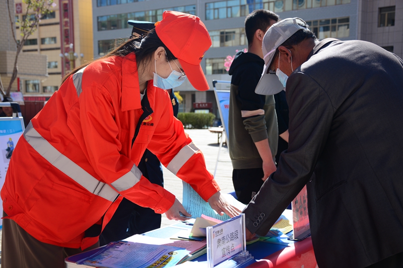 1620826354162831.jpg 为群众讲解防灾知识 王建杰摄.jpg