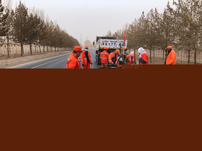 1616144933185811.jpg 高台公路段灌缝作业中应用新型无胎裂缝贴 (2).JPG