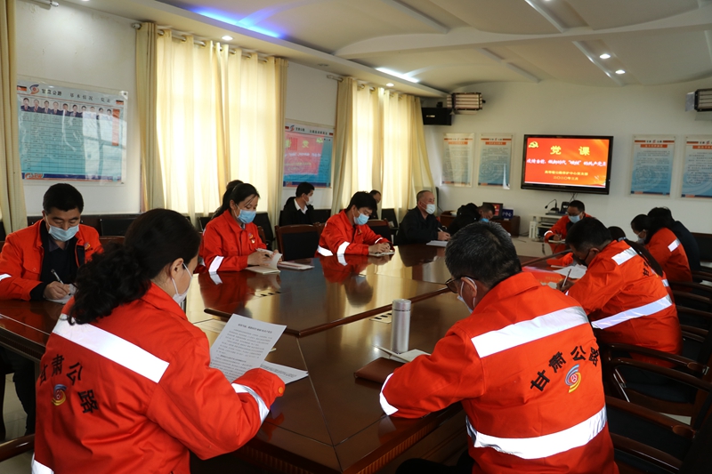 中心领导带头上党课  孙国燕 摄.JPG