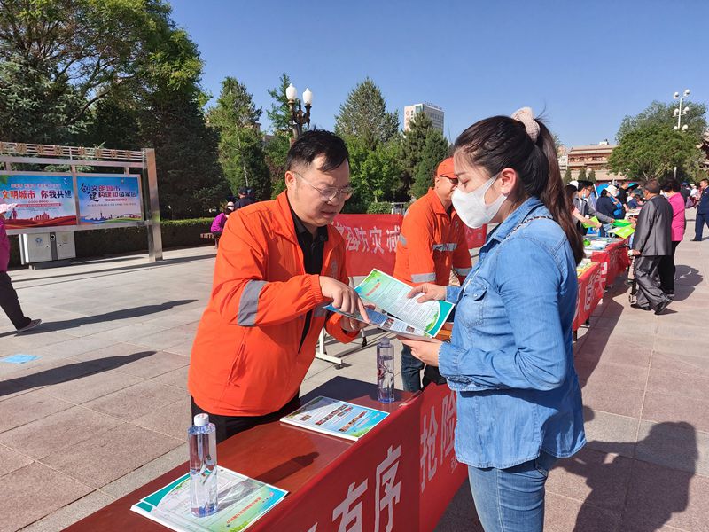 1620826335867891.jpg 应急中心职工向群众宣传应急知识.jpg