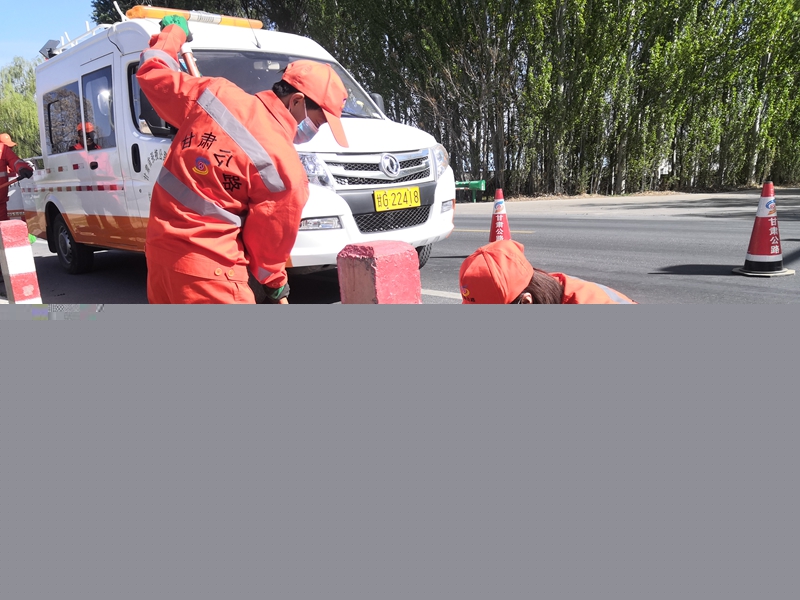 1620467117155653.jpg 机关人员合力修正道口桩(罗维宏 摄).jpg