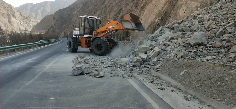 1615801220661194.jpg 机械清理塌方.jpg