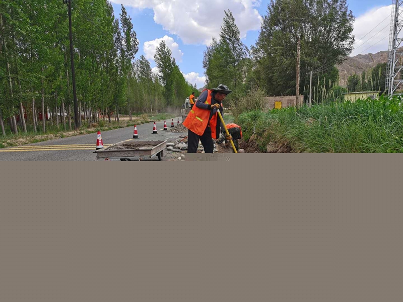 1622453031356922.jpg 维修路肩墙 王镜宇摄.jpg