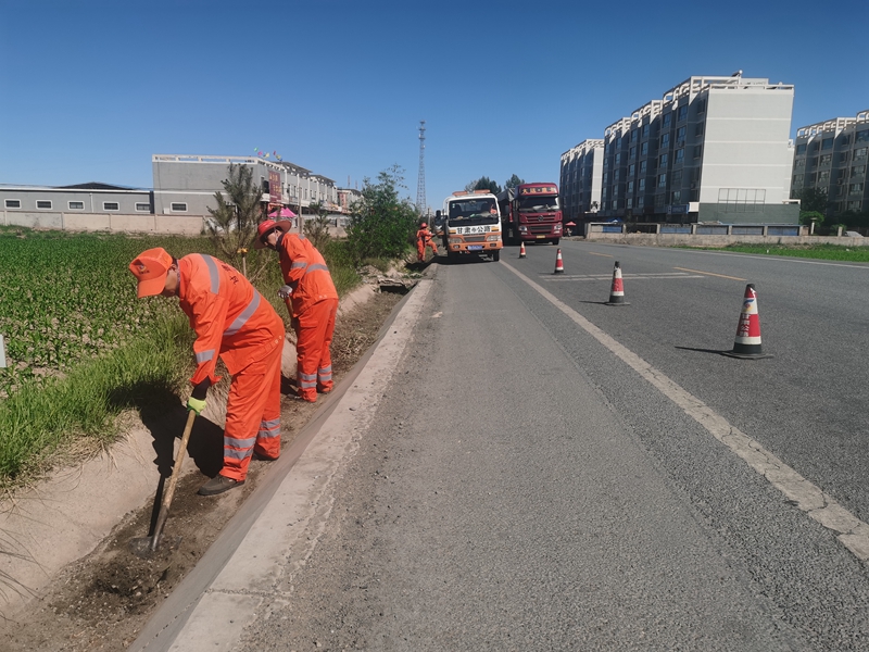 1622453045939225.jpg 清理边沟 王镜宇摄.jpg