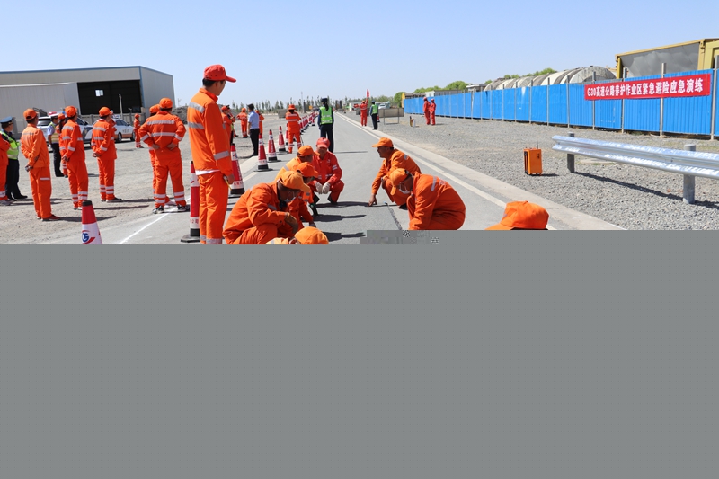 1622105065656271.jpg 养护人员正在进行路面抗裂贴施工--孙国燕.JPG