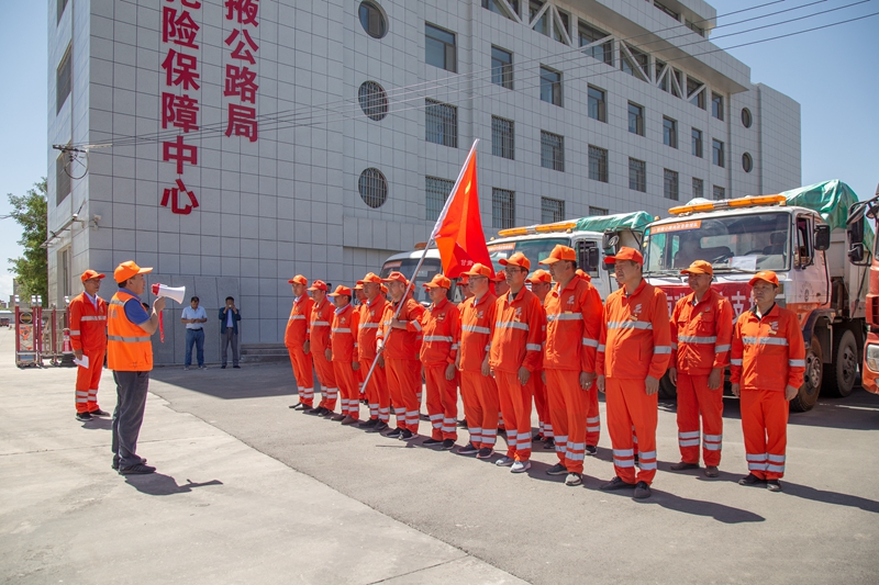 4  党委书记罗朝太作动员讲话并为党员突击队授旗.jpg