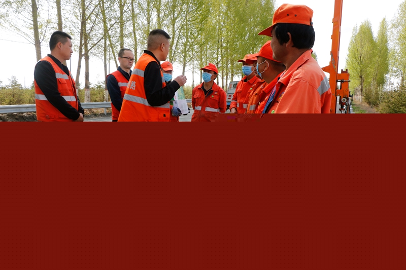 1589363460445173.jpg 看望慰问一线养护职工(温生伟 摄).JPG