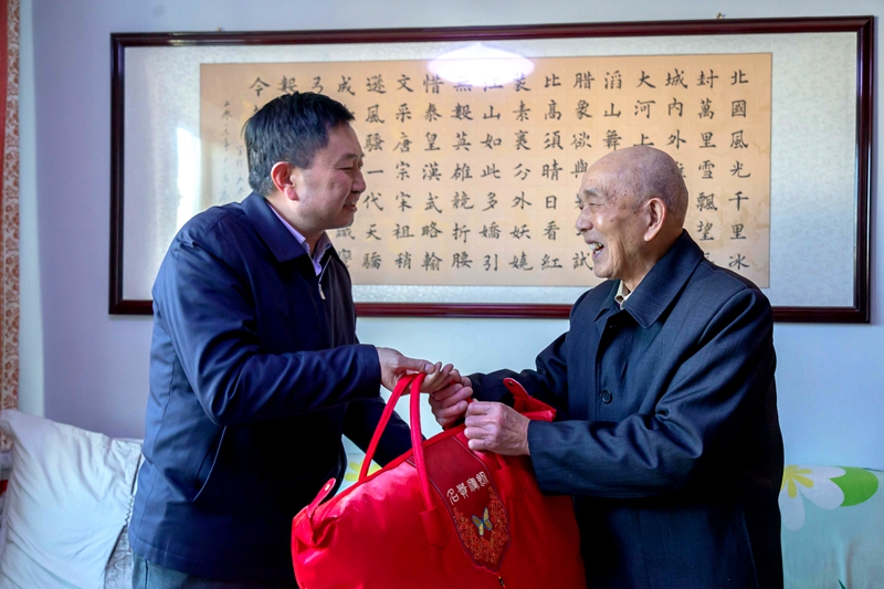 1610099464439123.jpg 2.代表厅党组为老干部送上慰问品和慰问金.jpg