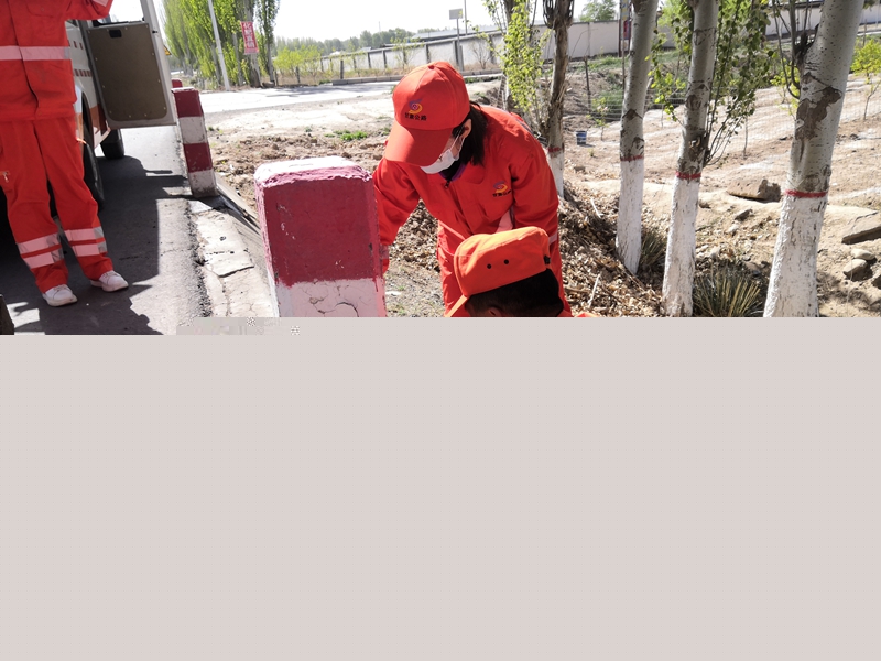 1620467132514165.jpg 老师傅教新徒(罗维宏 摄).jpg