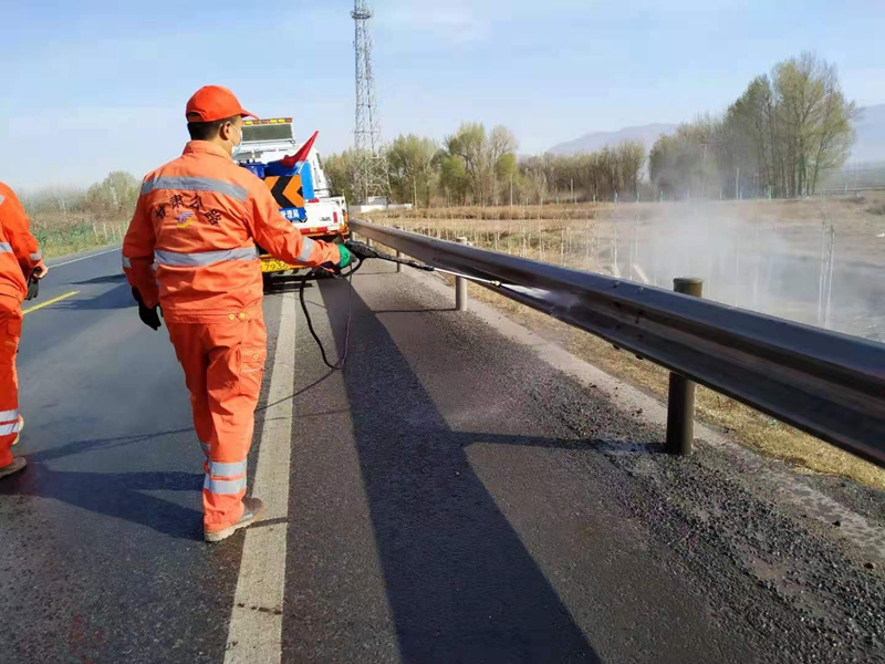 1618478154976084.jpg 冲洗波形护栏何学芹摄.jpg