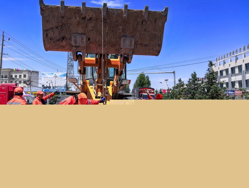 1594889336367943.jpg 组织养护人员、机械更换涵洞盖板(韩亮 摄).jpg