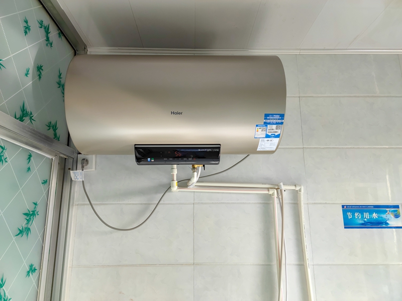 更换一新的热水器（陈银国 摄）.jpg