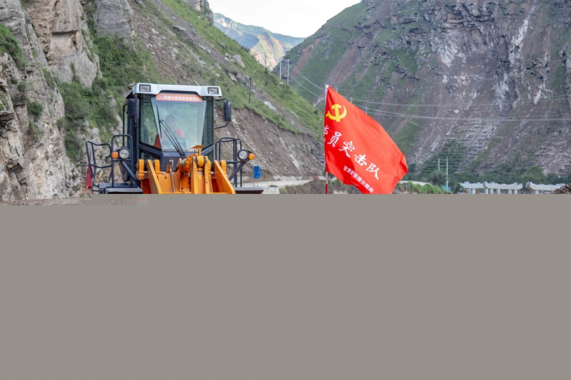 16  党旗在抢险保畅一线飘扬.jpg