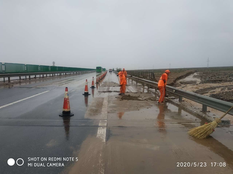 1590400253576956.jpg 清理路上积水及淤泥.jpg