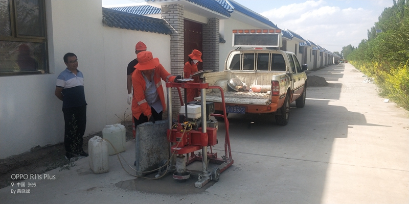 1629423296825953.jpg 图为对某新建自然村组道路进行钻芯取样.jpg