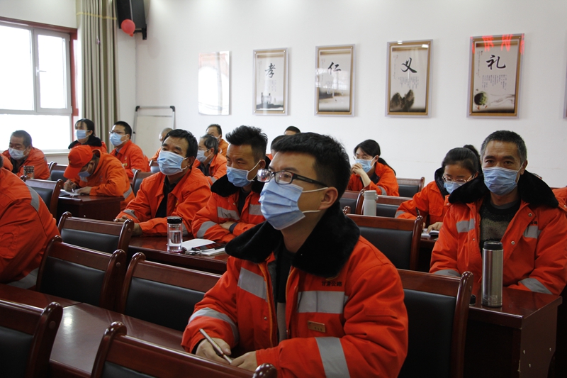 职工们认真听讲.JPG