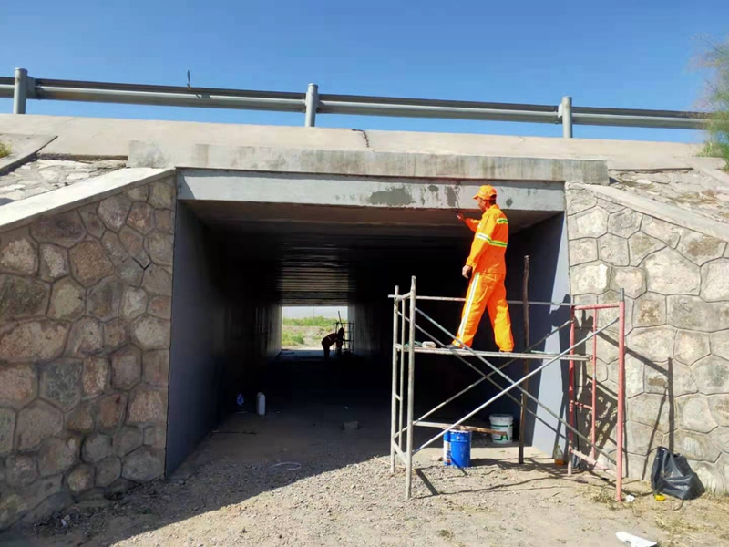 1623200361374251.jpg 对桥梁涵洞出水口进行维修.jpg