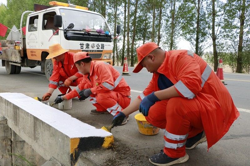 1593423085580124.jpg 民乐段养护职工粉刷涵洞台帽(陈银国 摄) (2).JPG
