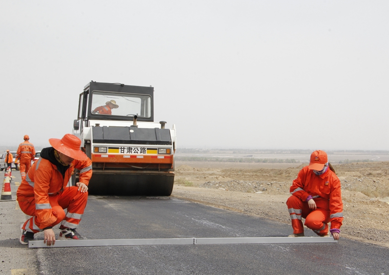 1619773748794942.jpg 现场检测平整度.JPG