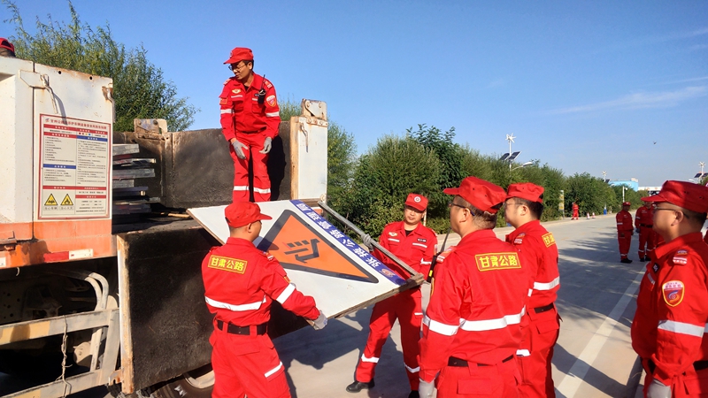 1632453291849567.jpg 标志牌装卸-张海林摄.jpg