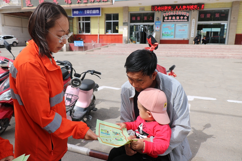 1622624914523325.jpg 在客运站发放民法典传单.JPG