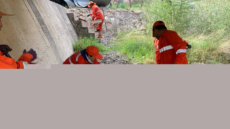 1624437791978885.jpg 4.清理桥下垃圾 贾学明摄.jpg