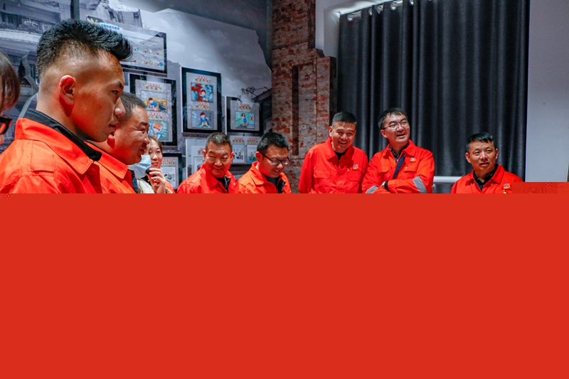 职工体验地震逃生VR模拟演示（杨明月  摄）.jpg