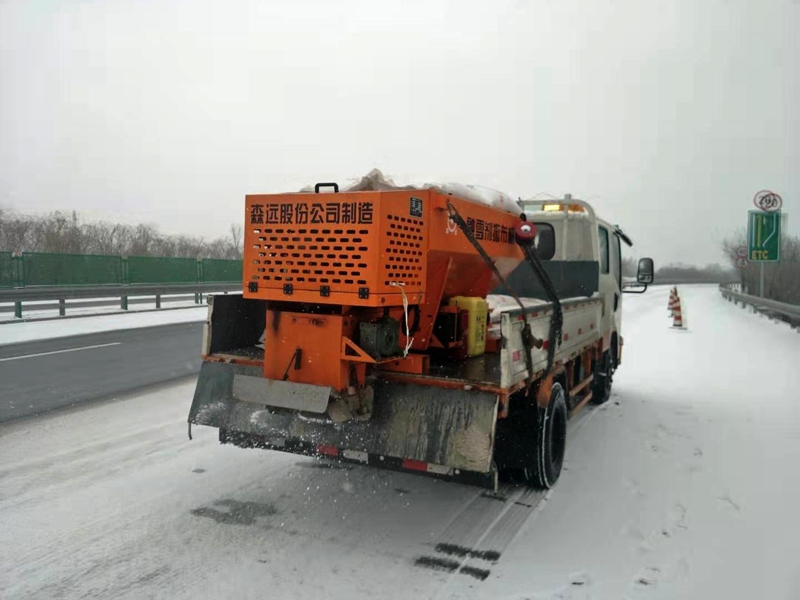 1575020195691879.jpg 1.G30高速公路撒布融雪剂(杨作莹摄).jpg