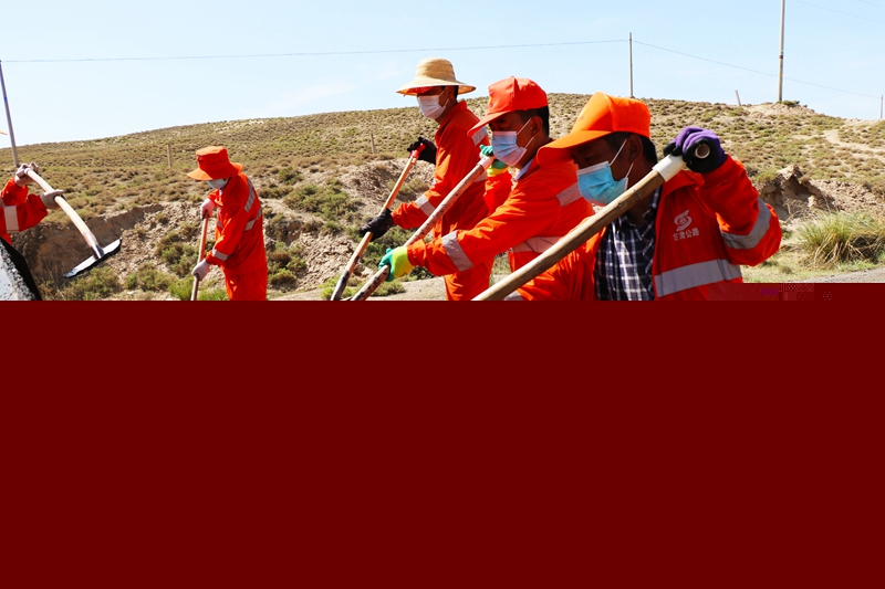 1623317524817440.jpg 卸取沥青混合料.jpg