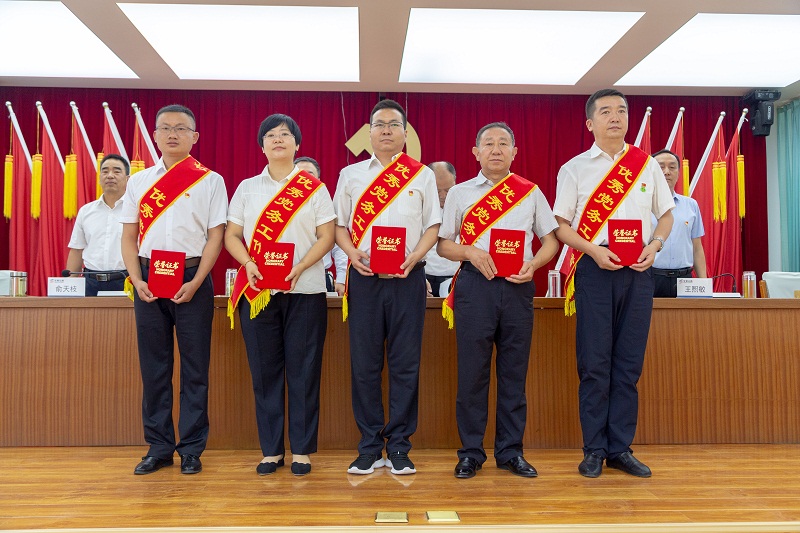 1593607954711328.jpg 6.表彰优秀党务工作者.jpg