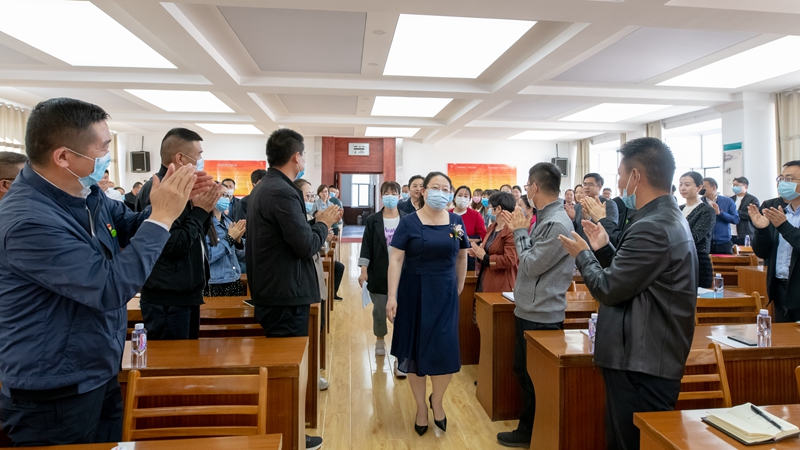 1588755540465357.jpg 与会人员热烈欢迎援鄂英雄前来宣讲.jpg