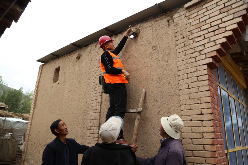 1631845442204554.jpg 为帮扶户安装太阳能感应灯.JPG