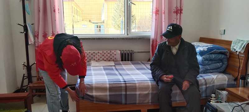 1615275895845851.jpg 5.为老人打扫宿舍卫生3 张彤.jpg