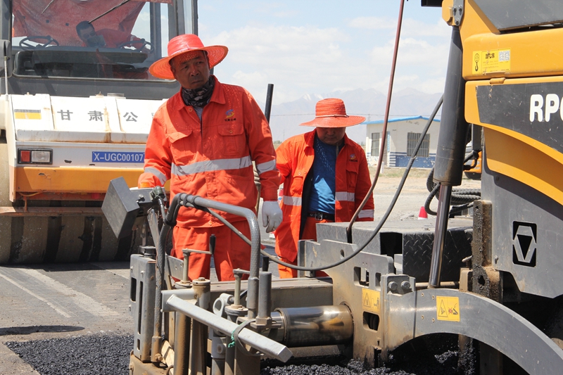 1622105244717549.jpg 顾文礼操作摊铺机2.JPG