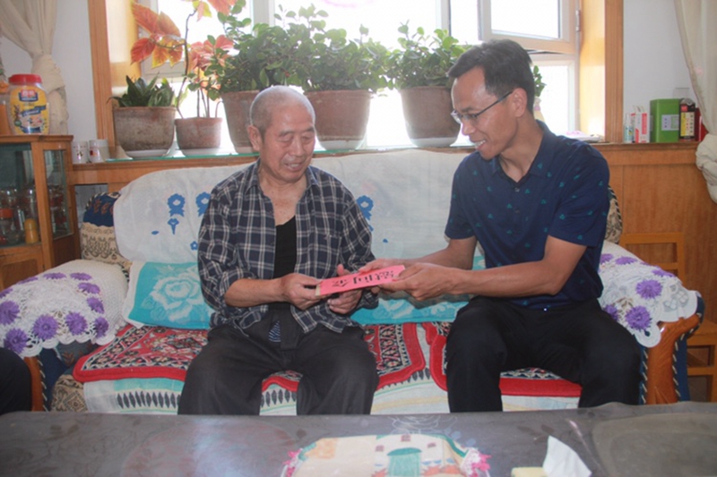 1605606008844207.jpg 慰问80岁以上退休职工.JPG