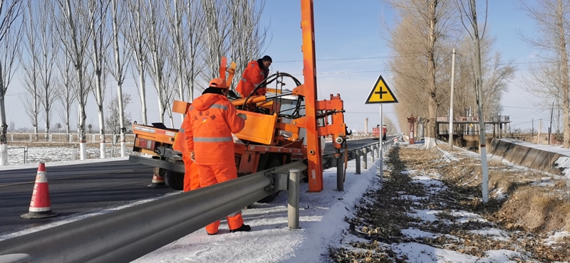 维修校正波形护栏（郝俊年 摄）.jpg