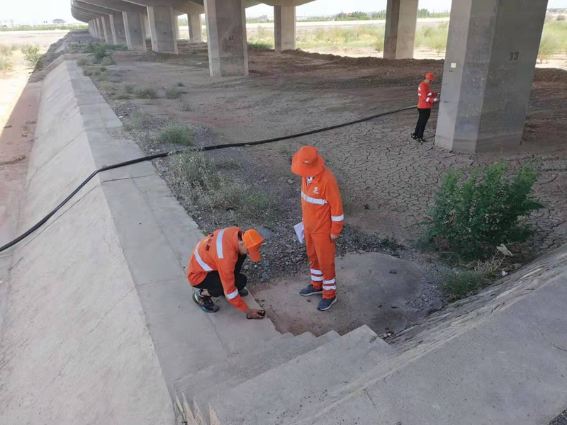 1625127804623941.jpg 桥梁工程师对防洪外业数据进行采集.jpg